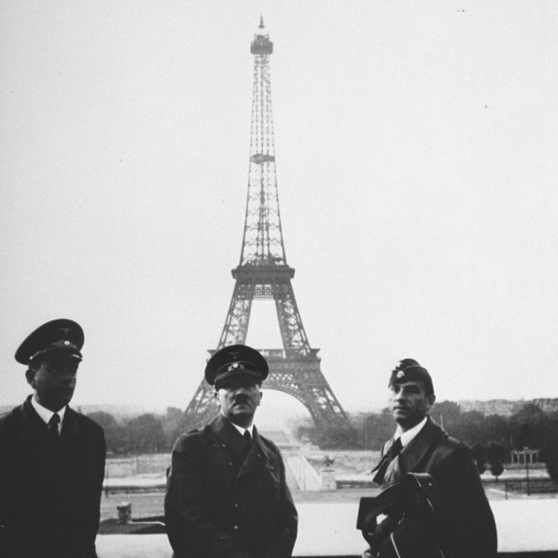 Adolf Hitler aux côtés d’Albert Speer et Arno Breker devant la Tour Eiffel.
